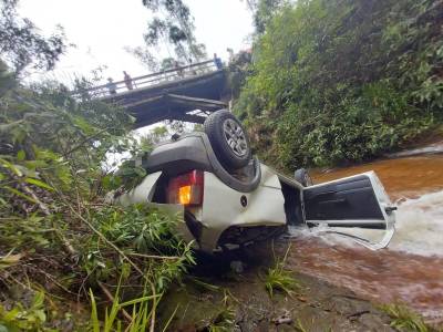 Motorista perde controle de carro, capota e cai de ponte de cerca de 30 metros de altura