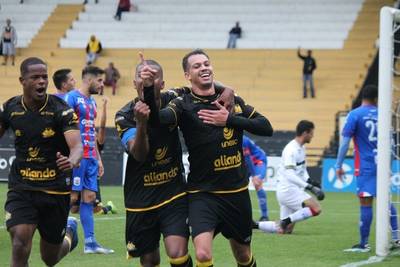 Zé Marcos comemora o primeiro gol com a camisa do Tigre