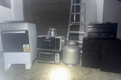 Homens são presos após serem flagrados com objetos furtados de uma residência