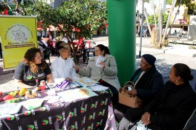 Unesc realiza ação comunitária na Praça Nereu Ramos em apoio a Casa Maria Tereza