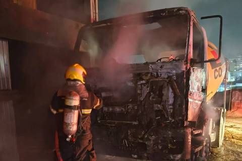 Bombeiros são acionados após caminhão ser atingido por incêndio