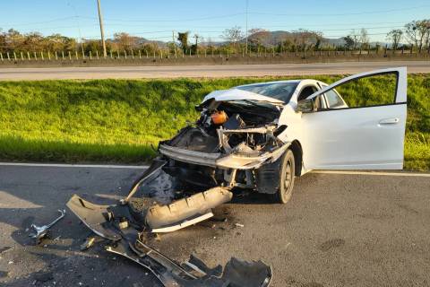 Fotos: motorista fica ferido após colisão traseira com caminhão na BR-101
