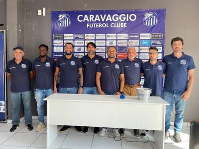 Caravaggio apresenta comissão técnica para equipe profissional