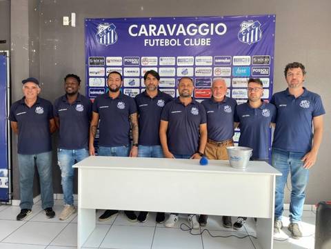 Caravaggio apresenta comissão técnica para equipe profissional