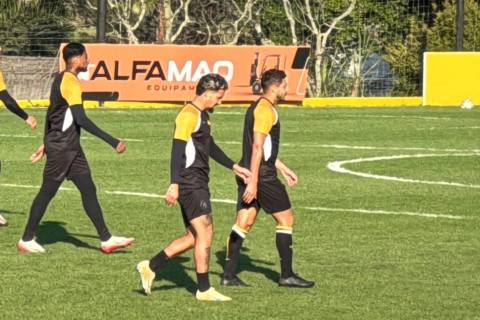 Jhonata Robert participa de jogo-treino e fica à disposição para enfrentar o Londrina