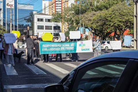 Vídeo e fotos: funcionários do Hospital Materno-Infantil protestam por verbas rescisórias em Criciúma