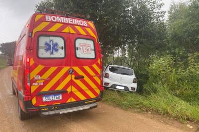 Adolescente fica ferido após carro colidir contra árvore em Içara