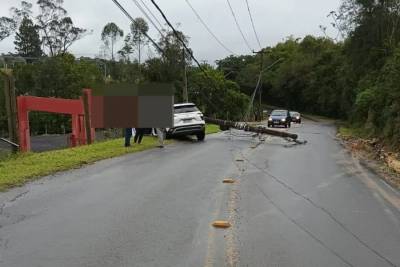 Criciúma: motorista é hospitalizada após colisão em poste e ciclista sofre choque elétrico na sequência