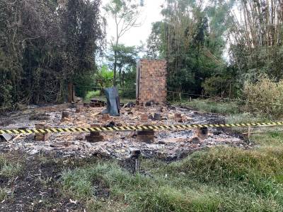 Bombeiros são acionados para atender incêndio e encontram corpo carbonizado
