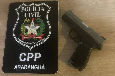 Policia apreende réplica de pistola em casa de morador de Araranguá acusado de ameaçar a ex