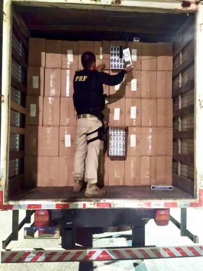 PRF localiza cigarros contrabandeados do Paraguai escondidos em carga de salgadinho na BR-101 