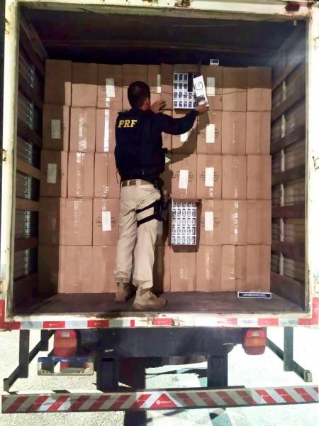 PRF localiza cigarros contrabandeados do Paraguai escondidos em carga de salgadinho na BR-101 