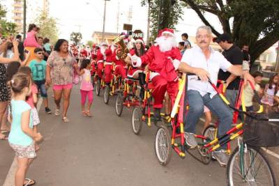 Papai Noel chega de centopeia em Forquilhinha