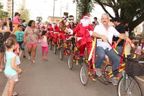 Papai Noel chega de centopeia em Forquilhinha
