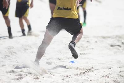 Elenco do Criciúma realiza treino nas areias do Balneário Rincão neste domingo