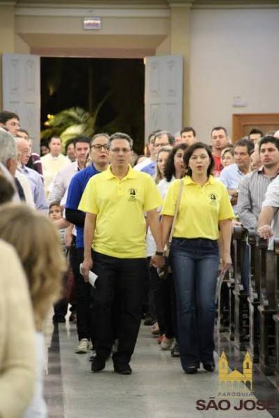 Piquenique reúne famílias católicas na Praça do Congresso