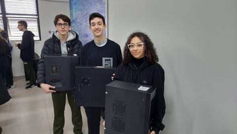 Alunos da Satc recuperam computadores de escolas públicas de Içara