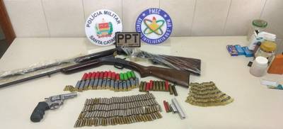 Idoso é detido por armazenar armas, munições e pássaros silvestres em casa