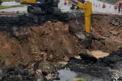 Fortes chuvas abrem cratera na BR-101 e trânsito é bloqueado