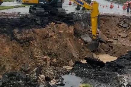 Fortes chuvas abrem cratera na BR-101 e trânsito é bloqueado