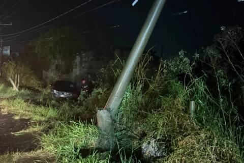 Motorista fica ferido após perder o controle da direção, sair da pista e colidir contra poste