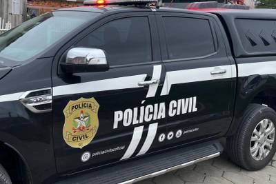 Polícias realizam reprodução simulada para investigar morte de mulher que caiu do prédio em Criciúma