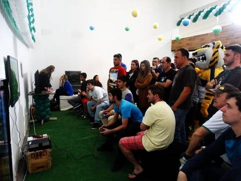 Torneio PES 2016 mobiliza pais e filhos