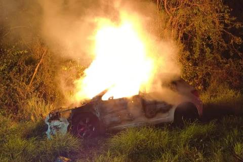 Carro é destruído após ser atingido por incêndio em Tubarão