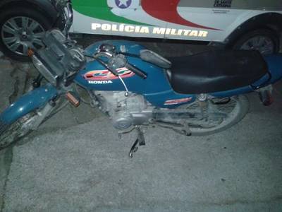 Homem tenta esconder moto furtada atrás de carreta