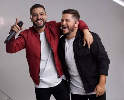 Com nove anos de carreira, Brenno e Edu gravam DVD em Tubarão