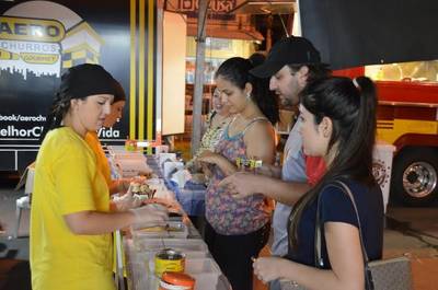Primeiro dia de Parada Food Truck é sucesso no Farol Shopping