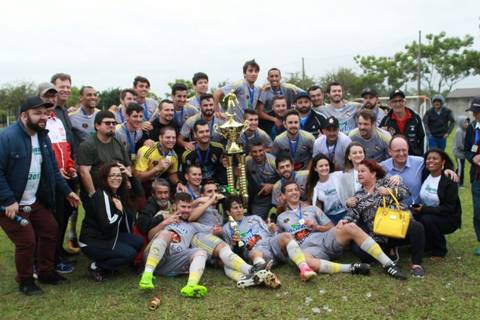 Real faz a festa e levanta a taça no Içarense