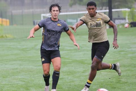 Fotos: profissionais do Criciúma goleiam Sub-20 em último treino de 2025