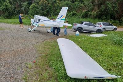 Avião é desmontado após pouso emergencial na BR-101