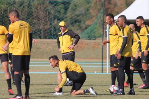 Com três desfalques, Paulo Baier precisará mudar time titular para enfrentar o Ituano
