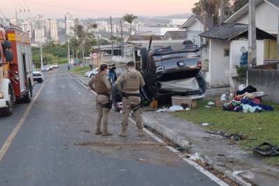 Capotamento deixa duas mulheres feridas em Criciúma