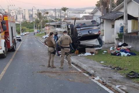 Capotamento deixa duas mulheres feridas em Criciúma