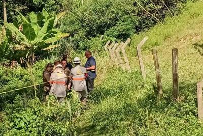 Pai e filha uruguaios morrem na trilha da praia dos Amores, em Imbituba