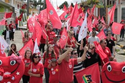 Onda vermelha no bairro Raichaski, em Içara