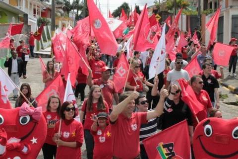 Onda vermelha no bairro Raichaski, em Içara