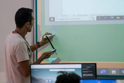 Estado investe R$ 8,57 milhões para instalar lousas digitais em 36 escolas