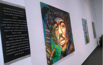 Arte: Retratos com grafite e carvão vegetal expostos no Nações Shopping