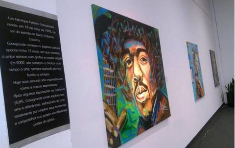 Arte: Retratos com grafite e carvão vegetal expostos no Nações Shopping