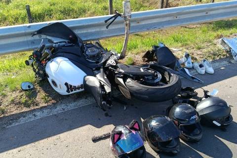 Colisão entre duas motocicletas deixa um morto e três feridos na BR-101