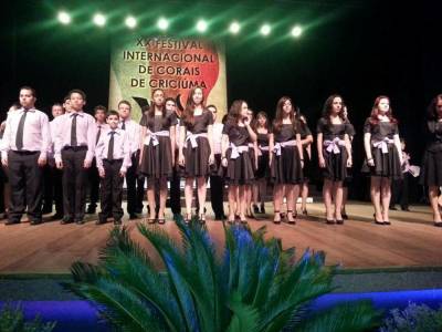  Vozes infanto-juvenis encantam público no Teatro Elias Angeloni