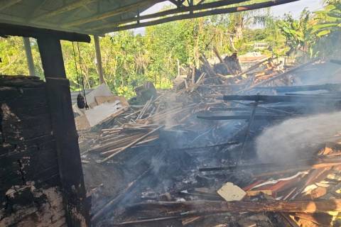Fábrica de vasos de cerâmica é atingida por incêndio em Tubarão