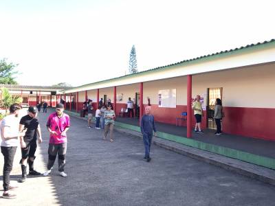 Movimento pequeno na escola Governador Heriberto Hülse; mais de 80% dos eleitores já votaram