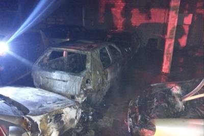 Incêndio atinge oficina automotiva e destrói carros em Cocal do Sul