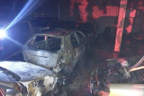Incêndio atinge oficina automotiva e destrói carros em Cocal do Sul
