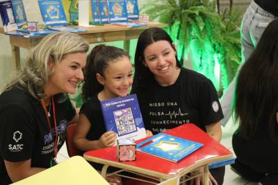 Noite de autógrafos marca lançamento de produções autorias de alunos do Colégio Satc